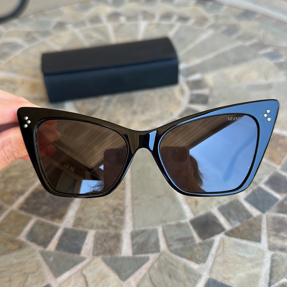 New MVMT cat eye black sunglasses